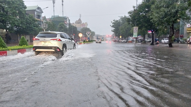 Khoảng 6 giờ 15 phút, cơn mưa vẫn nặng hạt, nhiều khu vực trên đường Nguyễn Du bị ngập sâu.