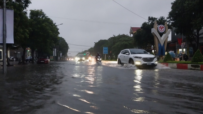 Thời điểm này, trời chưa sáng hẳn khiến phương tiện di chuyển khó khăn.