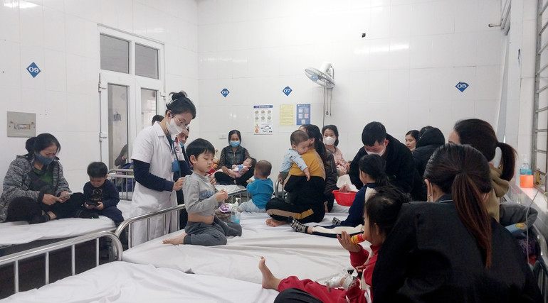 Có đến 1/3 số bệnh nhân đến khám tại Bệnh viện Sản-Nhi Nghệ An phải nhập viện điều trị nội trú, khiến nhiều phòng điều trị trở nên chật kín.