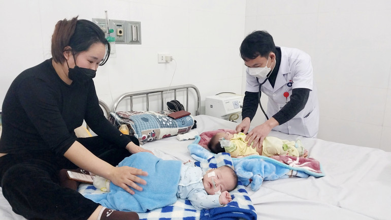 Tiến sĩ, bác sĩ Bùi Anh Sơn thăm khám cho các bệnh nhi.