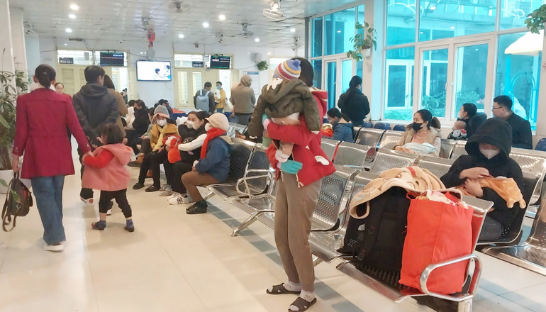 Từ sáng sớm, sảnh Bệnh viện đã trở nên đông đúc.