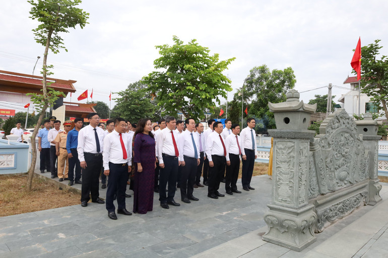 Đồng chí Nguyễn Xuân Thắng, Ủy viên Bộ Chính trị, Giám đốc Học viện Chính trị quốc gia Hồ Chí Minh, Chủ tịch Hội đồng Lý luận Trung ương và lãnh đạo tỉnh Nghệ An, các đại biểu dâng hương tại khu mộ đồng chí Lê Hồng Sơn ở xã Xuân Hòa, huyện Nam Đàn.