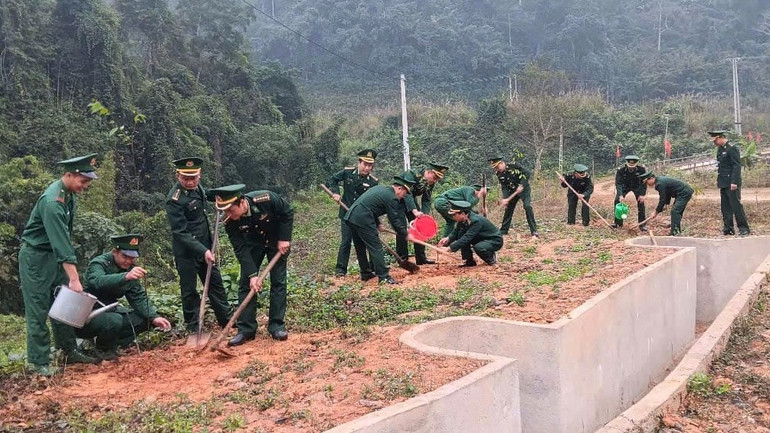 “Mùa Xuân là Tết trồng cây/ Làm cho đất nước càng ngày càng xuân”.