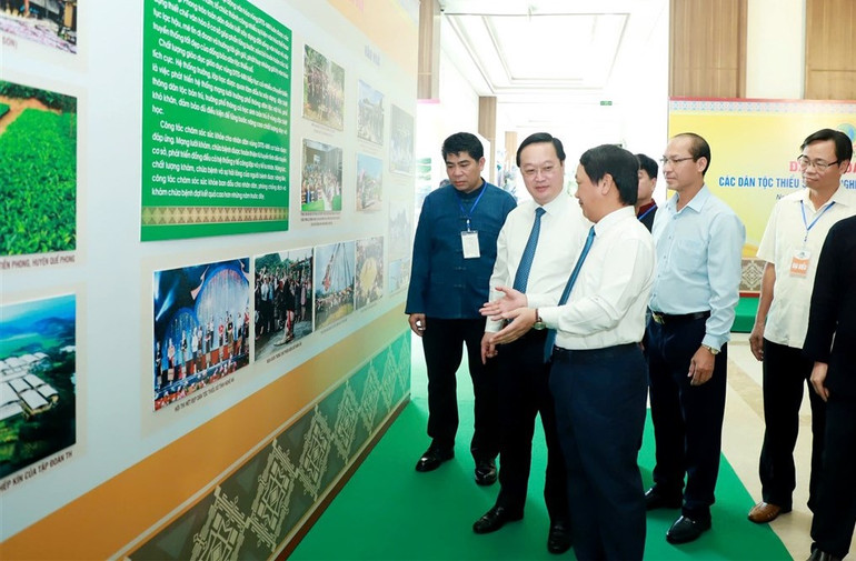 Các đại biểu tham quan trưng bày ảnh về hoạt động công tác dân tộc tỉnh Nghệ An giai đoạn 2019-2024.