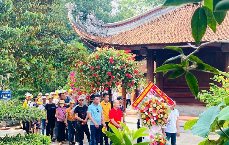 Từ sáng sớm, dòng người đã đến dâng hương tại Nhà tưởng niệm Chủ tịch Hồ Chí Minh tại Khu Di tích lịch sử quốc gia đặc biệt Kim Liên, huyện Nam Đàn.