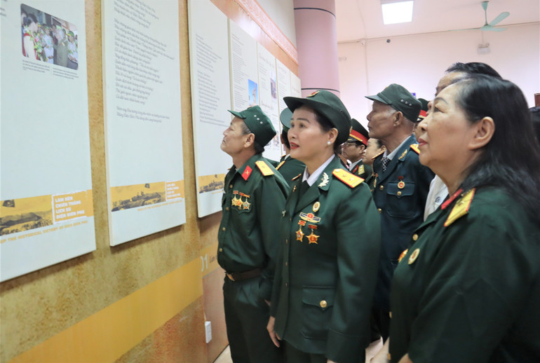 Các cựu chiến binh bồi hồi, xúc động khi xem các hình ảnh tư liệu lịch sử và những bài thơ viết về Đại tướng Võ Nguyên Giáp.