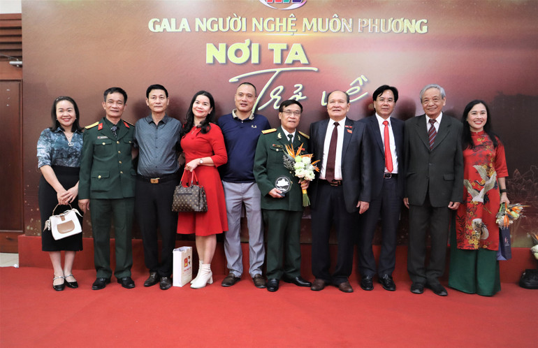 Nụ cười rạng ngời, khuôn mặt phấn khởi của những người con xứ Nghệ xa quê khi gặp gỡ nhau tại quê nhà Nghệ An.