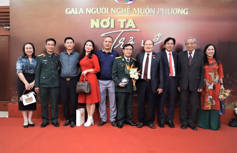 Nụ cười rạng ngời, khuôn mặt phấn khởi của những người con xứ Nghệ xa quê khi gặp gỡ nhau tại quê nhà Nghệ An.