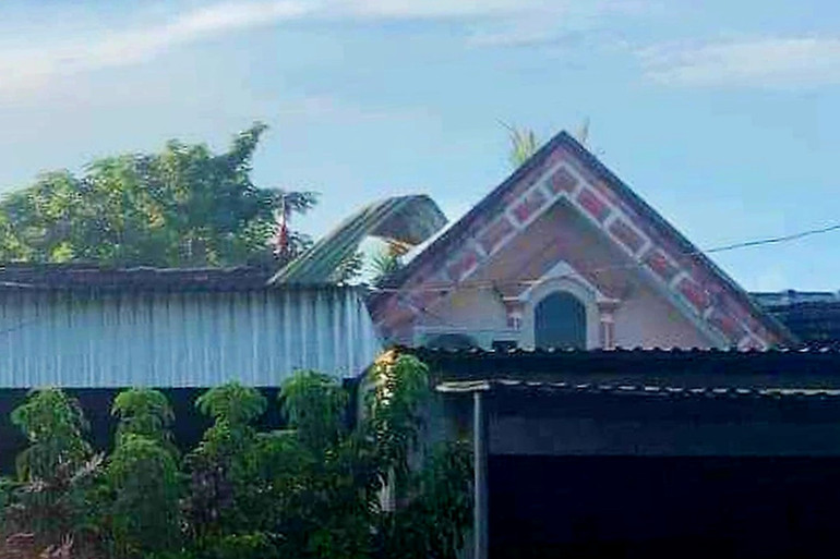 Ngôi nhà ông Quang bị hư hỏng nặng, mái tôn bị thổi tung.