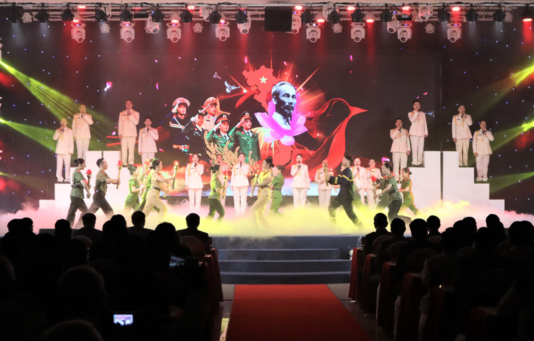 Buổi lễ diễn ra với sự tham gia của nhiều tiết mục văn nghệ hào hùng, xúc động.