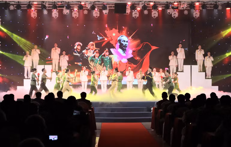 Buổi lễ diễn ra với sự tham gia của nhiều tiết mục văn nghệ hào hùng, xúc động.