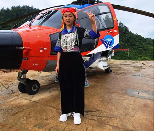 Em Lý Thị Ninh với phần thưởng được đi máy bay ngắm quê hương.