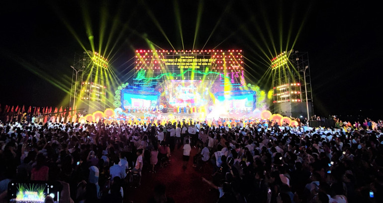 Hàng chục nghìn du khách và người dân địa phương đã về tham dự.