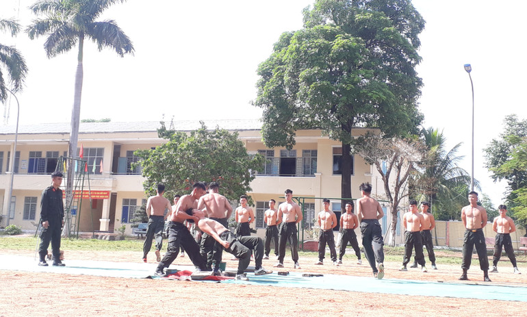 Chiến sĩ Tiểu đoàn Cảnh sát đặc nhiệm số 3 tập luyện võ thuật. Ảnh: VĂN HỌC Chiến sĩ Tiểu đoàn Cảnh sát đặc nhiệm số 3 tập luyện võ thuật. Ảnh: VĂN HỌC