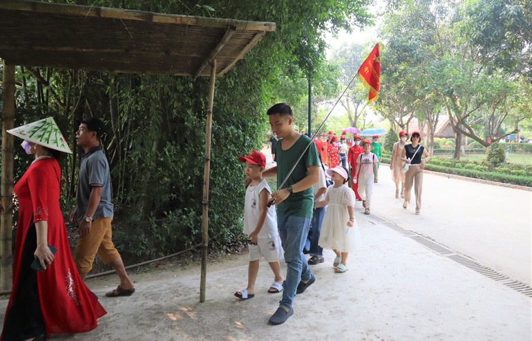 Nhiều em nhỏ được cùng ông bà, bố mẹ về thăm quê Bác. Nhiều em nhỏ được cùng ông bà, bố mẹ về thăm quê Bác.