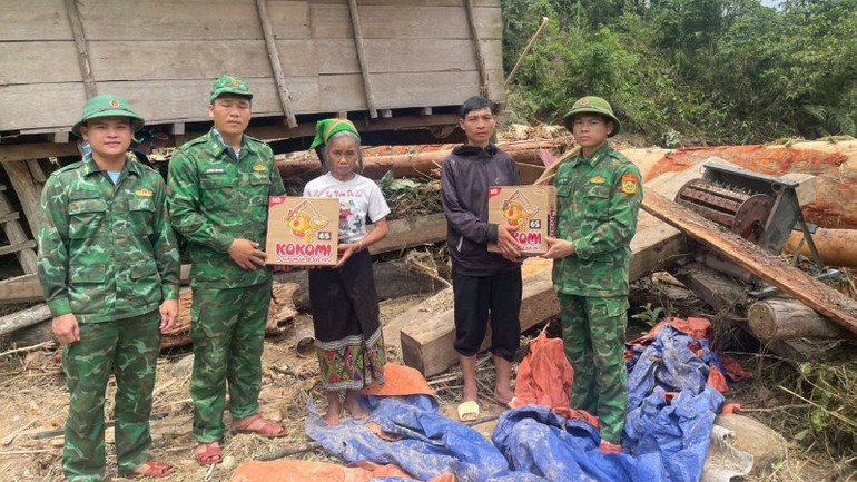 Bộ đội Biên phòng tỉnh Nghệ An hỗ trợ người dân xã Hạnh Dịch, huyện Quế Phong khắc phục hậu quả thiên tai. (Ảnh: CTV)