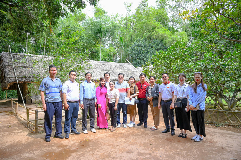 Đoàn công tác Báo Pasaxon lưu lại khoảnh khắc được về thăm quê hương của Chủ tịch Hồ Chí Minh.