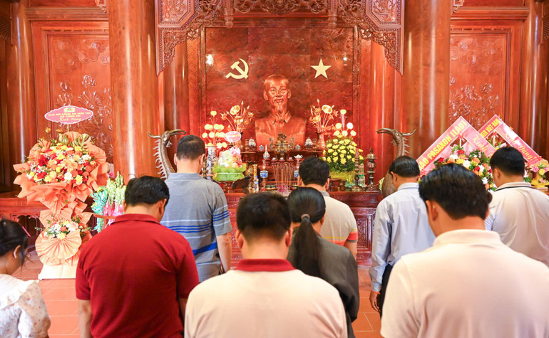 Sinh thời, Chủ tịch Hồ Chí Minh đã dày công vun đắp cho mối quan hệ Việt Nam-Lào. Trong quan hệ quốc tế, hiếm có mối quan hệ nào đặc biệt, bền vững, thủy chung như quan hệ Việt Nam-Lào.