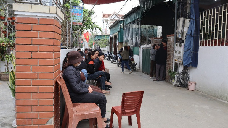 Người thân và bà con hàng xóm đến động viên gia đình các thuyền viên.