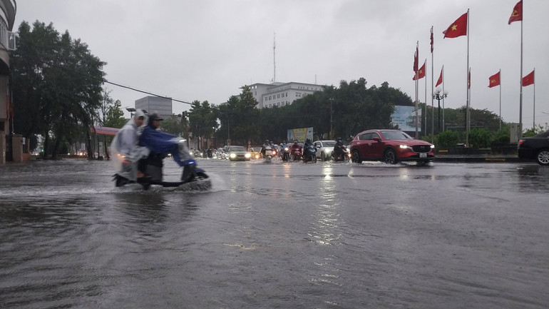 Tại khu vực vòng xuyến hải quan cũng bị ngập nước.