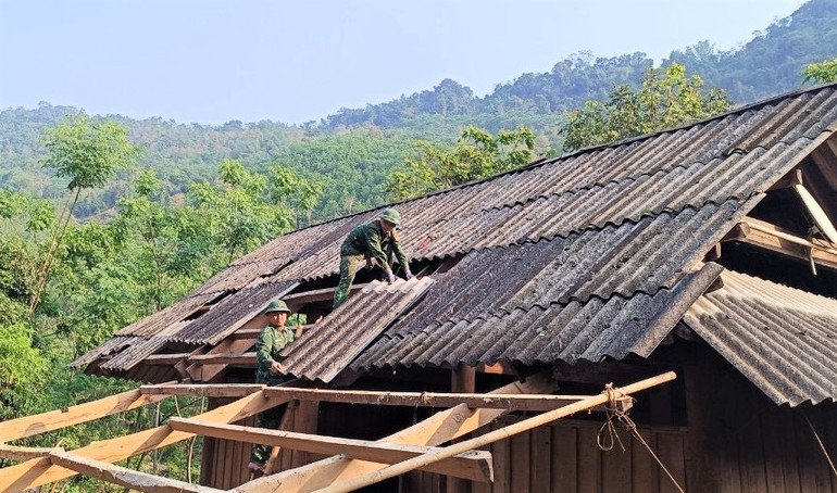 Một nhà dân ở xã Tam Quang đang được lực lượng biên phòng hỗ trợ sửa chữa.