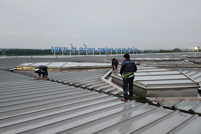 Đội ngũ kỹ thuật Cảng Hàng không Quốc tế Vinh khắc phục những chỗ dột trên mái nhà ga T1.
