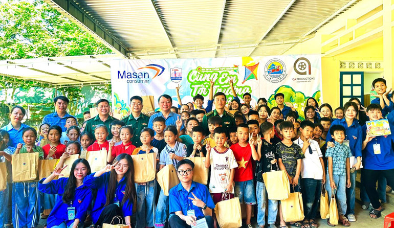 Ngày 28/8, Đồn Biên phòng Tam Quang và Đội Thanh niên tình nguyện Trường THPT chuyên Đại học Vinh trao tặng dụng cụ học tập và nhu yếu phẩm cho 40 học sinh ở mô hình “Đồng hành cùng ký túc xá vùng biên” và 70 học sinh Trường tiểu học Tam Quang 2.