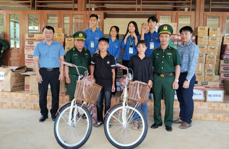 Ngày 28/8, tại nhà thiện nguyện “Ai cần đến lấy, ai có sẻ chia” của Đồn Biên phòng Nậm Càn (ở xã Nậm Càn, huyện Kỳ Sơn), Đồn và đại diện Ban Giám hiệu và giáo viên, đội thanh niên tình nguyện Trường trung học phổ thông chuyên, Đại học Vinh trao tặng 20 suất quà gồm sách vở, đồ dùng học tập, xe đạp cho các học sinh Trường phổ thông dân tộc bán trú tiểu học và trung học cơ sở Nậm Càn; 20 suất quà là nhu yếu phẩm cho các hộ nghèo trên địa bàn. Tổng trị giá của các suất quà hơn 50 triệu đồng...