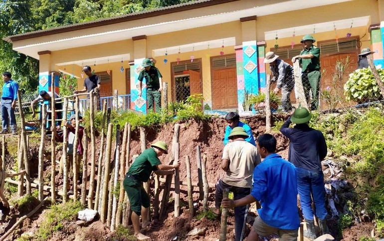 Cán bộ, chiến sĩ Đồn Biên phòng Keng Đu tham gia khắc phục hậu quả sạt lở đất tại trường mầm non và các khu vực sạt lở trên địa bàn xã ngày 28/8. Keng Đu là nơi sinh sống chủ yếu của bà con người dân tộc Thái và Khơ Mú. Xã Keng Đu có ba mặt tiếp giáp Lào, với 25,5km đường biên giới quốc gia. Đây cũng là xã xa nhất của huyện miền núi Kỳ Sơn, điều kiện kinh tế-xã hội rất khó khăn.