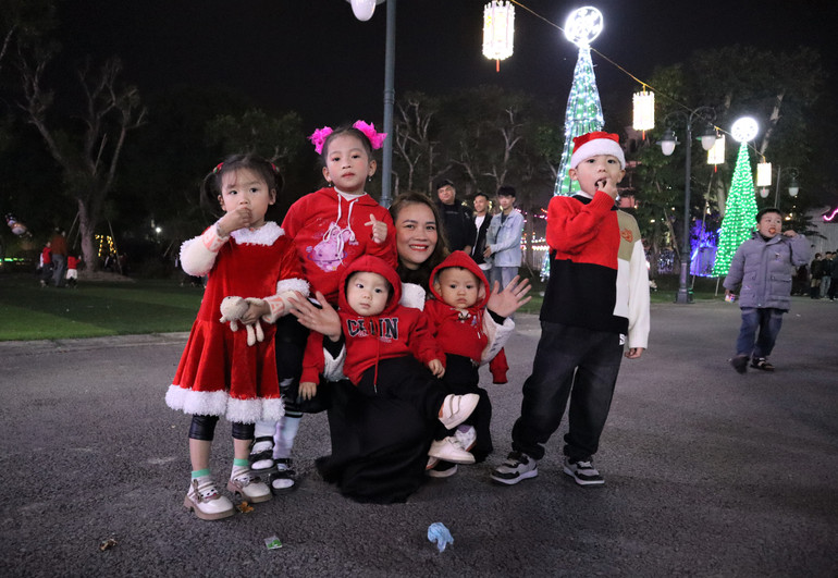 Thời tiết khô ráo, các em nhỏ được đi cùng bố mẹ đến nhà thờ, chào đón Giáng sinh.