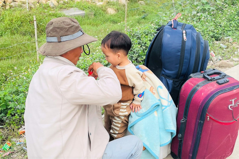 Từ sáng sớm, anh Lê Hải (quê ở huyện Thanh Chương) mang theo con nhỏ ra đường tránh Quốc lộ 1A để đón xe khách trở lại Lâm Đồng. Năm nay, vợ và 2 người con lớn ở lại ăn Tết ở Lâm Đồng; còn anh cùng cậu con trai út 3 tuổi về quê để tổ chức lễ mừng thọ cho bố. Chuyến xe anh đặt muộn hơn so với thời gian đã hẹn hơn 1 giờ đồng hồ. Vì mang theo con nhỏ và đồ đạc lỉnh kỉnh nên trông anh khá vất vả trên chặng đường bắt xe vào nam.