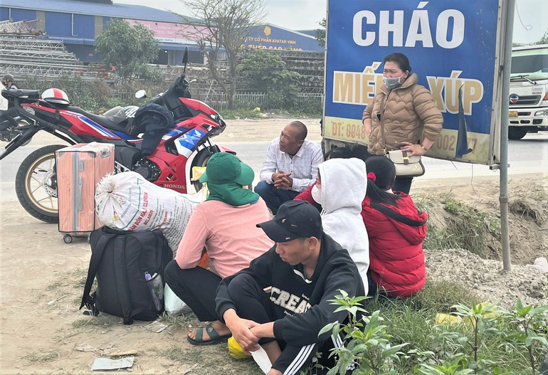 Những người dân chờ đón xe vào Đồng Nai. Hôm nay, thời tiết có nắng và khá oi bức khiến việc chờ xe trở nên vất vả.