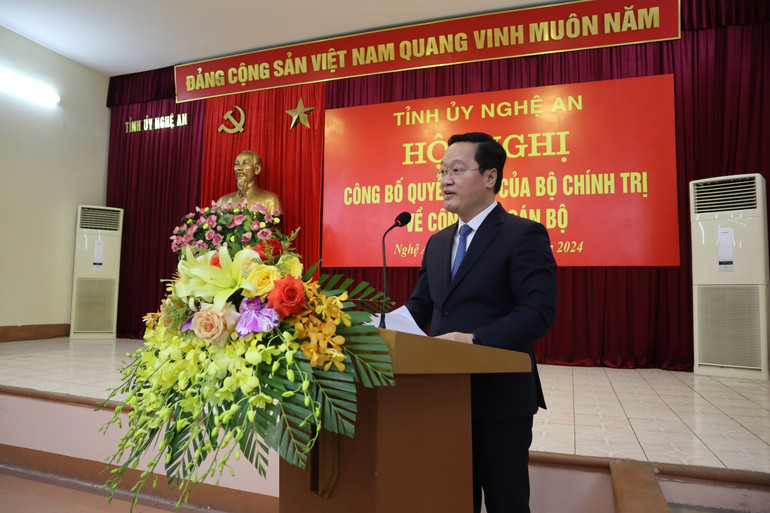 Bí thư Tỉnh ủy Nghệ An Nguyễn Đức Trung phát biểu nhận nhiệm vụ. Bí thư Tỉnh ủy Nghệ An Nguyễn Đức Trung phát biểu nhận nhiệm vụ.