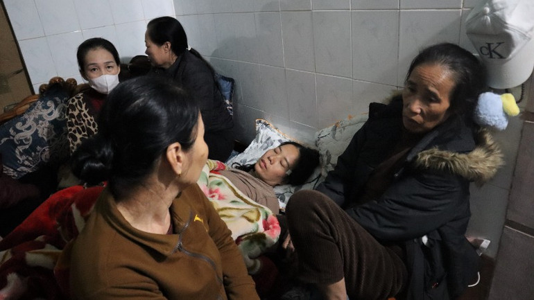 Mẹ của thuyền viên Lê Tuấn Anh suy sụp trước tin con trai mình bị nạn. Mẹ của thuyền viên Lê Tuấn Anh suy sụp trước tin con trai mình bị nạn.