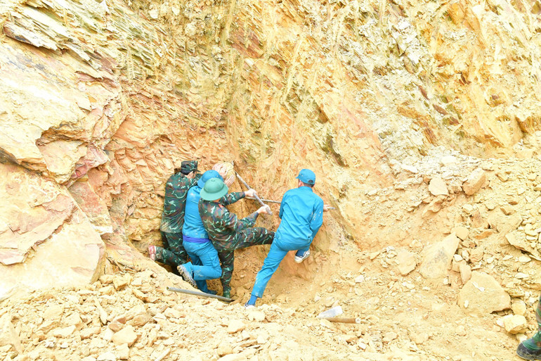 Quả bom nằm sâu dưới lòng đất, cách mặt đất khoảng 4m. (Ảnh: TRỌNG KIÊN)