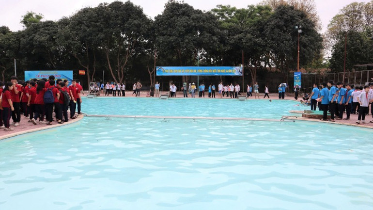 Phổ biến kỹ năng bơi, xử lý tình huống cho các em học sinh tại hồ bơi. Phổ biến kỹ năng bơi, xử lý tình huống cho các em học sinh tại hồ bơi.