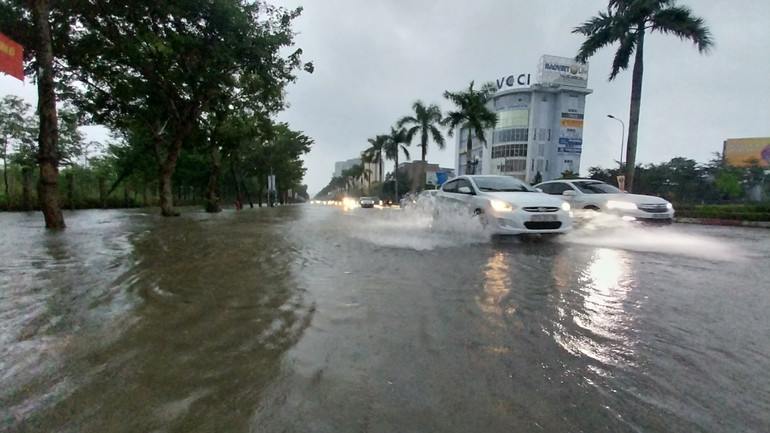 Nhiều khu vực trên đại Đại lộ Lê Nin cũng bị ngập, nhất là đoạn giáp ranh với vòng xuyến hải quan.