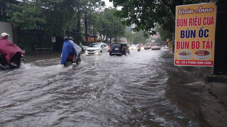 Ngập sâu nhất là đường Phong Định Cảng.