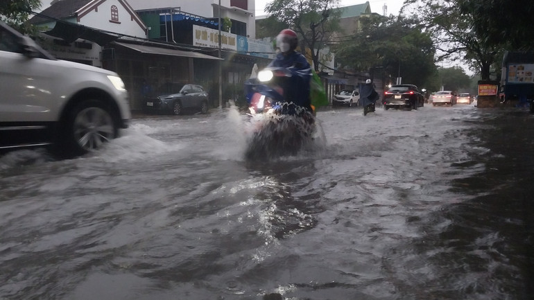 Nhiều xe máy, ô-tô,... bì bõm lội nước.