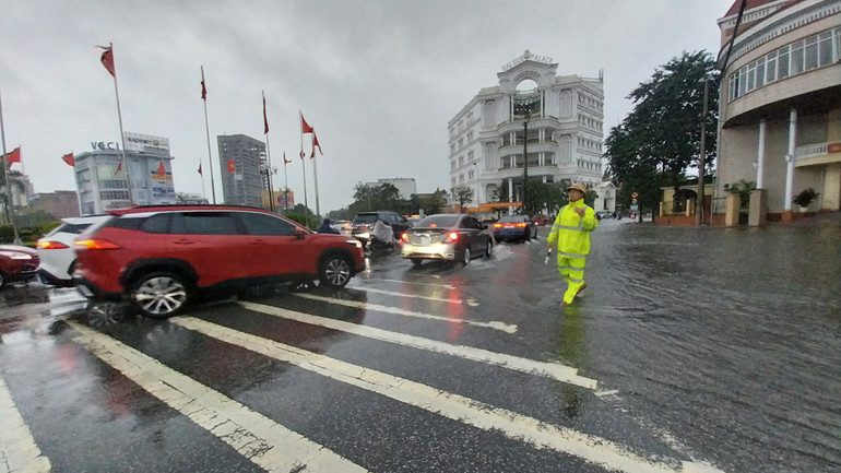 Lực lượng cảnh sát giao thông đã có mặt từ sớm để điều tiết, hướng dẫn các phương tiện giao thông, tránh ùn tắc và tai nạn có thể xảy ra.