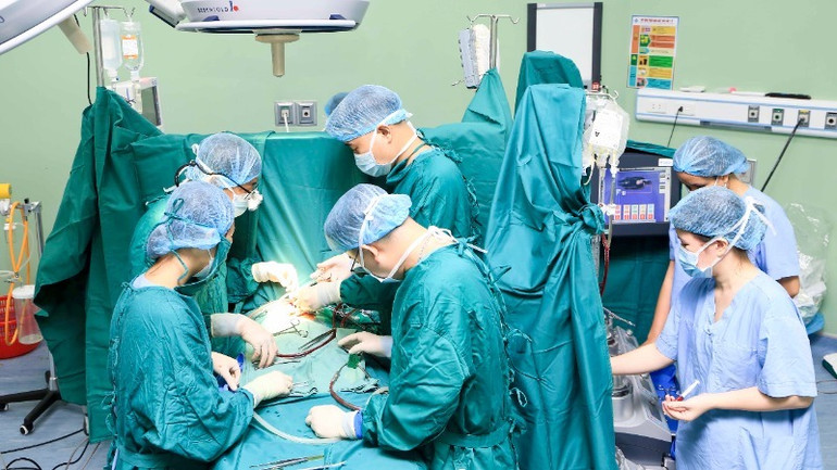 Hằng năm, Bệnh viện chú trọng mời hàng chục đợt chuyên gia tuyến trên về hỗ trợ, chuyển giao kỹ thuật.