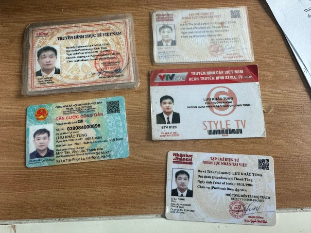 Một số giấy tờ liên quan hoạt động báo chí của Lưu Khắc Tùng. (Ảnh: Công an Nghệ An cung cấp)