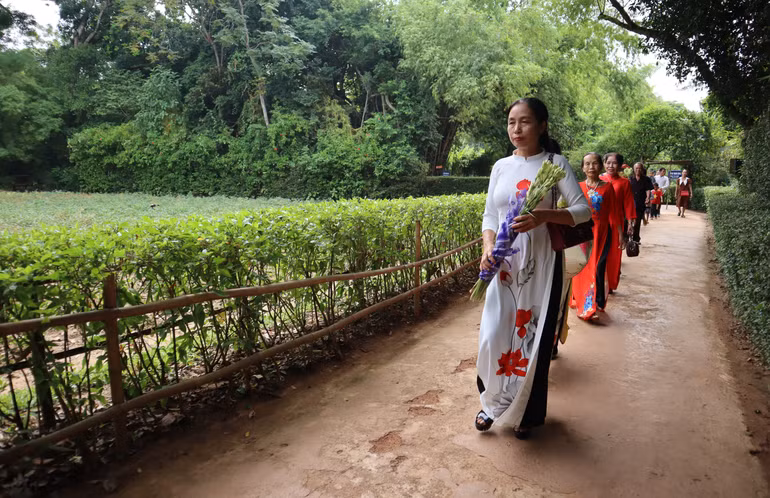 Người dân thường mang theo những bó hoa sen, hoa huệ để dâng lên bàn thờ Bác và những người thân trong gia đình.