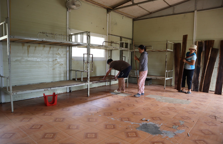 Giáo viên Trường phổ thông dân tộc bán trú tiểu học và trung học cơ sở Nậm Càn, huyện Kỳ Sơn chuẩn bị nơi ăn ở cho học sinh.