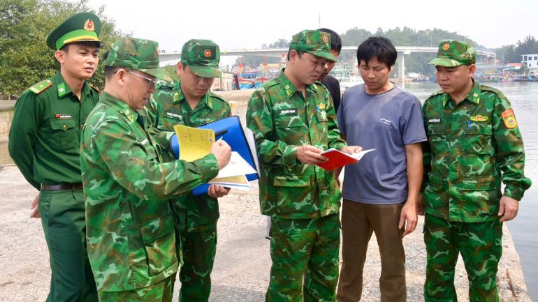 Lực lượng Biên phòng kiểm tra các loại giấy tờ của phương tiện chuẩn bị ra khơi tại cửa Lạch Quèn, huyện Quỳnh Lưu. Lực lượng Biên phòng kiểm tra các loại giấy tờ của phương tiện chuẩn bị ra khơi tại cửa Lạch Quèn, huyện Quỳnh Lưu.