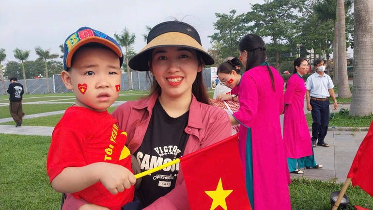 Rất nhiều em nhỏ cũng được phụ huynh cho đi cùng.