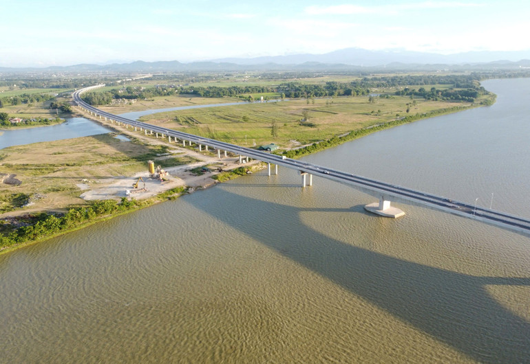 Cầu Hưng Đức bắc qua sông Lam và sông La Giang nối huyện Hưng Nguyên (Nghệ An) và huyện Đức Thọ (Hà Tĩnh) là một trong những cầu đường bộ vượt sông dài nhất cao tốc bắc-nam.