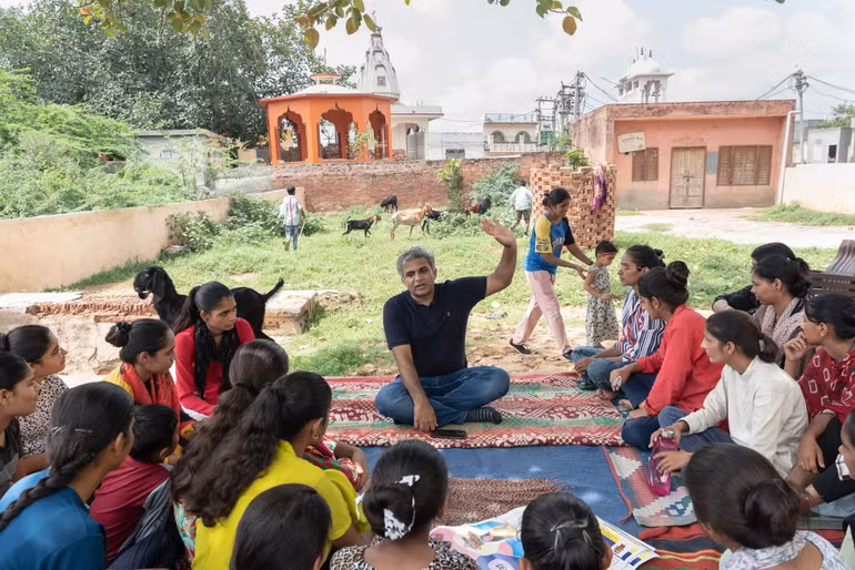 Sunil Jaglan, (ngồi giữa), đang thảo luận về các vấn đề sức khỏe với các phụ nữ tại một ngôi làng ở bang Haryana, Ấn Độ. Ảnh: The New York Times Sunil Jaglan, (ngồi giữa), đang thảo luận về các vấn đề sức khỏe với các phụ nữ tại một ngôi làng ở bang Haryana, Ấn Độ. Ảnh: The New York Times