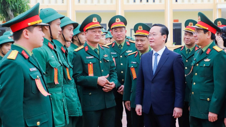 Bí thư Tỉnh ủy Nghệ An Nguyễn Đức Trung thăm hỏi, động viên cán bộ, chiến sĩ tham gia đợt huấn luyện năm 2025.