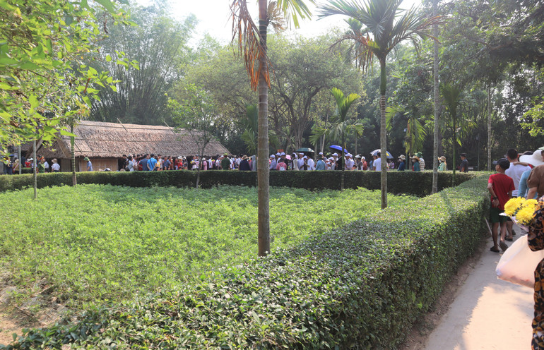 Dòng người nối liền nhau ngay từ sáng sớm. Dòng người nối liền nhau ngay từ sáng sớm.